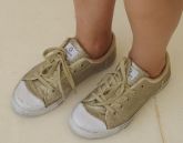 Tênis GUESS dourado com spikes