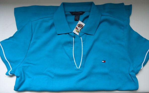 Pólo Azul com detalhes brancos